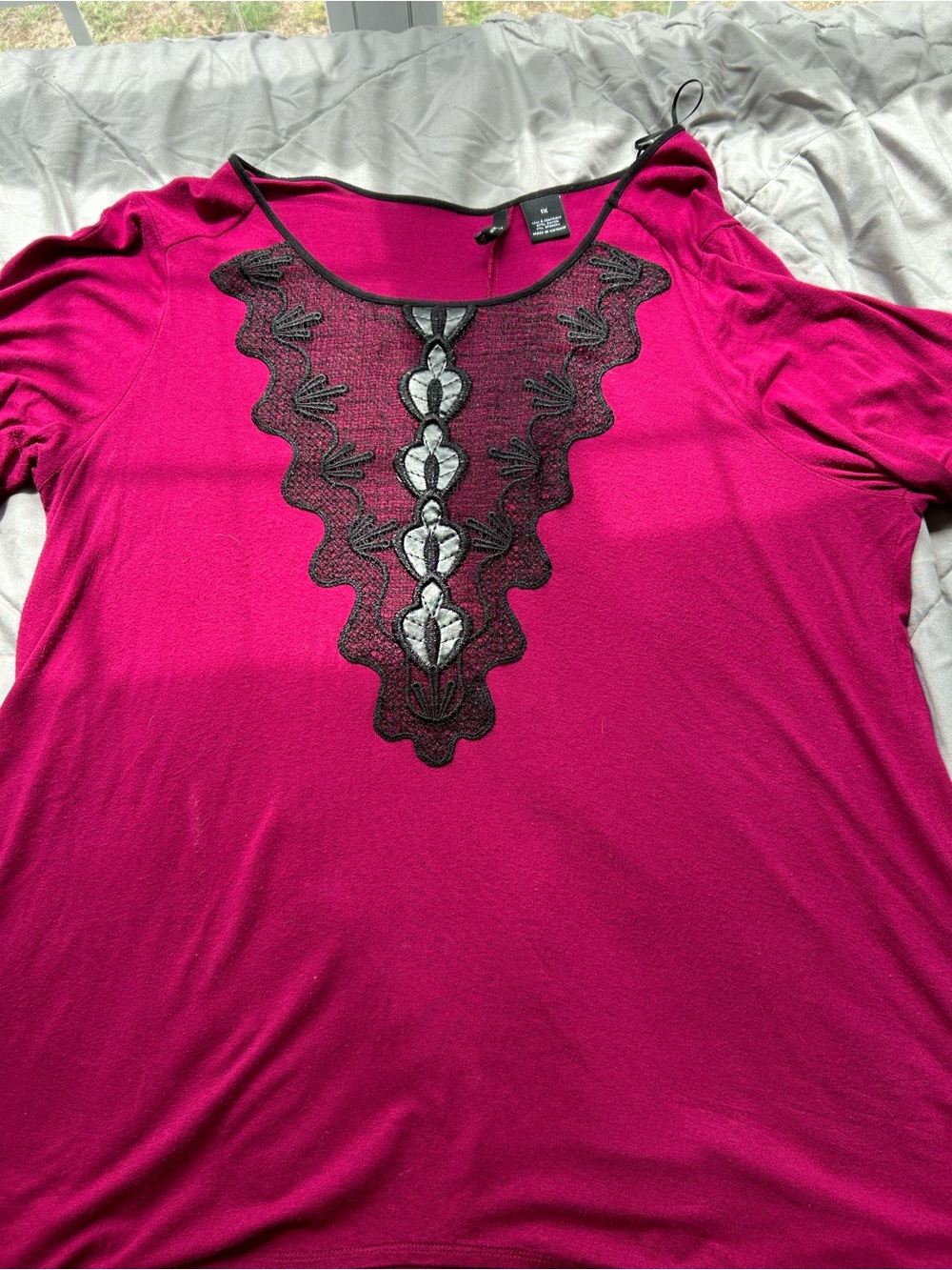 💚3/$25 new directions 1X Fuchsia Scoop Neck Top with Black Lace Applique